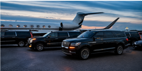 SUV de luxe E-Limousine devant un avion privé